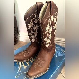 floral cowgirl boots.